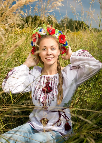 Ukrainienne fille dans national vêtements assis sur prairie — Photo