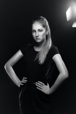 tek renkli siyah backgrou karşı güzel bir kadın portresi