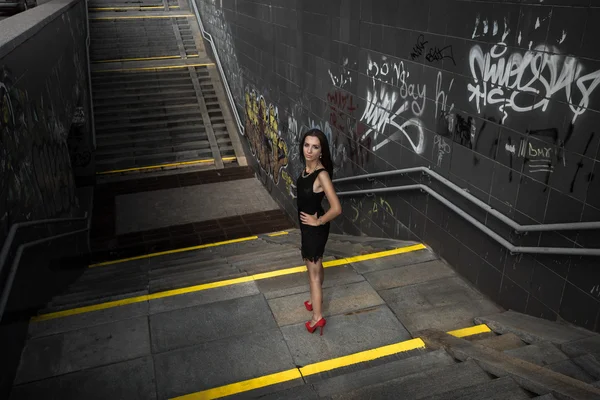 Sexy Frau steht auf großer Treppe im Freien — Stockfoto