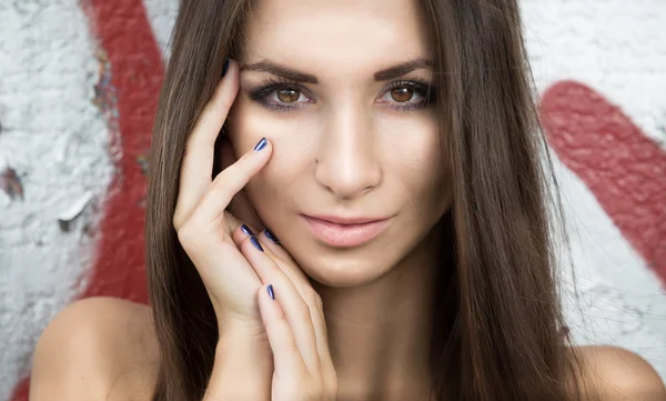 Ritratto di donna bruna sexy con viso perfetto guardando cam — Foto Stock