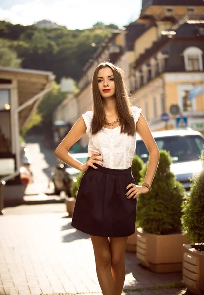 Toned portrait of sexy brunette woman with red lipstick on stree — Stock Photo, Image