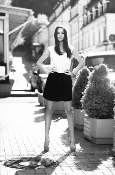 Монохромный снимок сексуальной худой женщины в классической одежде на улице — стоковое фото