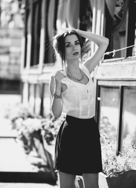 黑白画像的苗条的女人，穿着短裙的街道上 — 图库照片