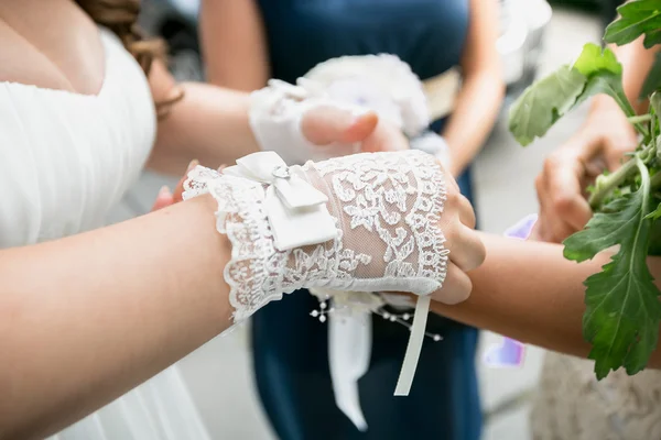 Belle mariée portant des gants en dentelle blanche — Photo