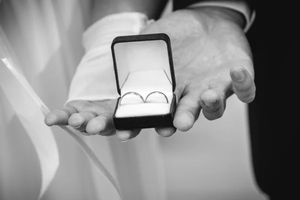 Bruid en bruidegom houden doos met trouwringen — Stockfoto