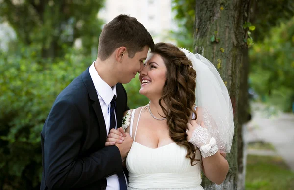 Just married couple looking at each other eyes at park — Stock Photo, Image