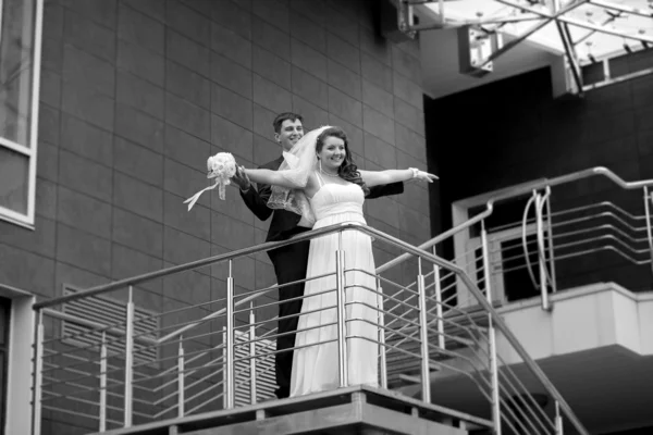 Ženich, táhnoucí se nevěsty ruce na schodech — Stock fotografie