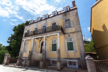 Savaştan sonra Montenegr eski şehir Cetinje içinde bina harap