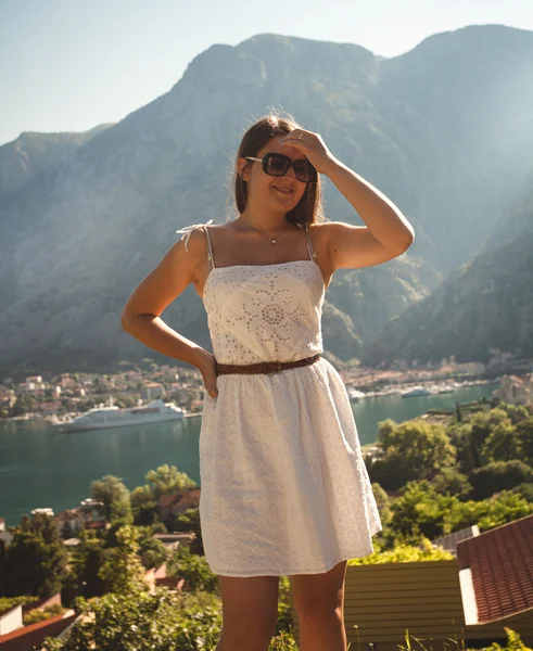 Portrait of beautiful brunette woman against high mountain — Stock Photo, Image