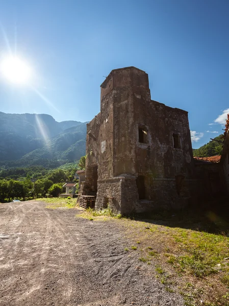 Vár az út, a napos oldalon a romos tornyot — Stock Fotó