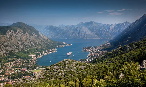 Kotor liman güneşli gün dağ Lovcen görüntüleyin. — Stok fotoğraf