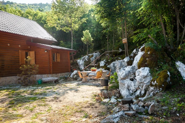 Pequeña casa de madera en el bosque en alta montaña — Foto de Stock