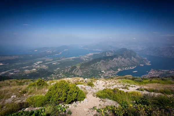 Панорамный снимок с вершины горы на заливе и голубом небе — стоковое фото