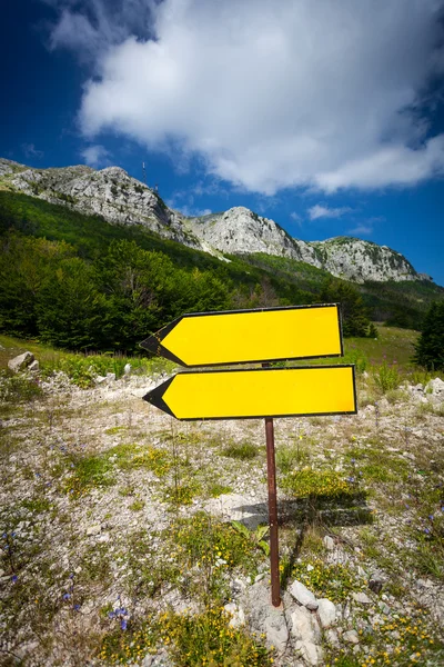 Segnaletica in piedi sulla strada per l'alta montagna — Foto Stock