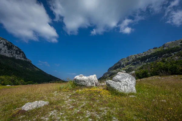 Landscape of valley between two high mountains at sunny day — Stock Photo, Image