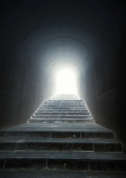 Лестница в туннеле со светом в конце — стоковое фото