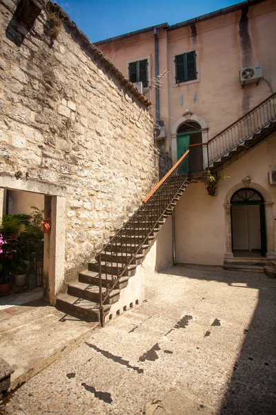 View of backyard with stone staircase at sunny day — Stock Photo, Image