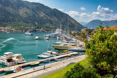 Kotor Koyu'ndaki demirli Yatlar güneşli gün ile