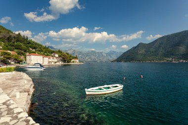 Kotor Körfezi güneşli d Perast City, demirleme ahşap kayık