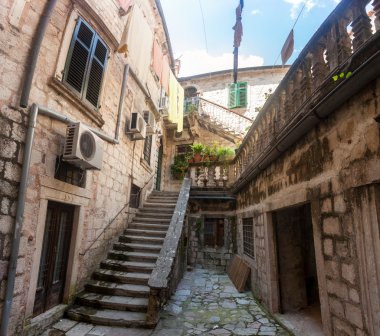 Karadağ'daki eski evin arka bahçesinde panoramik fotoğraf