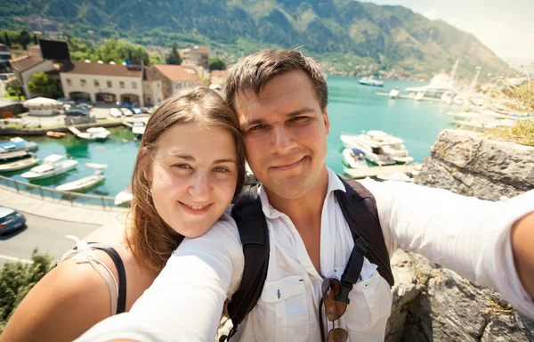 Young happy couple posing against sea bay at sunny day — Stock Photo, Image