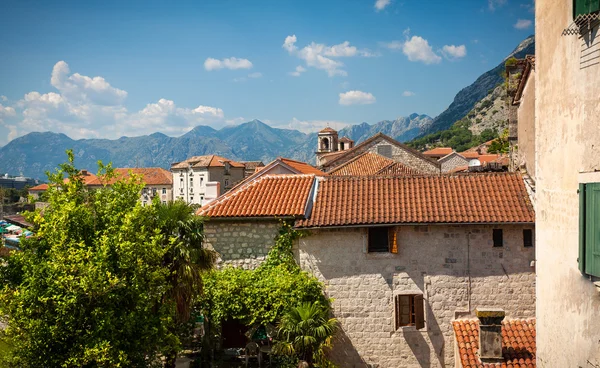 Vue sur les toits rouges de l'ancienne ville européenne — Photo