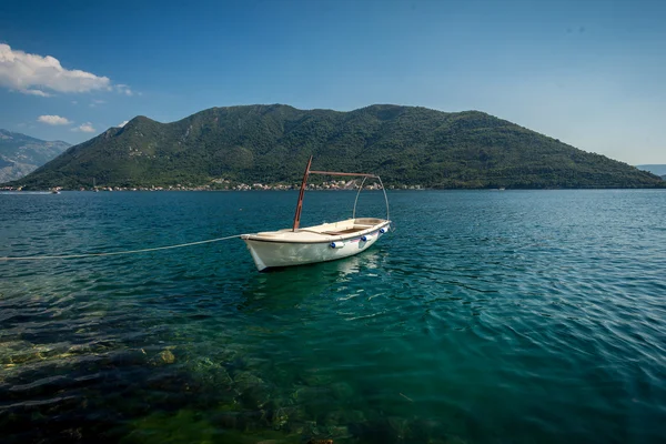 Baía de Kotor com barco a remos de madeira branco ancorado — Fotografia de Stock