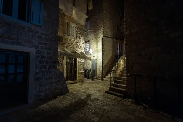Narrow street of ancient city illuminated by lantern at night — Stock Photo, Image