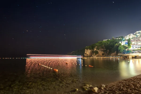 Paesaggio notturno di navi galleggianti nella baia di Budva, Montenegro — Foto Stock