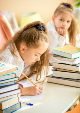 ödev sınıf arkadaşı yazmaya çalışıyorum süre konsantre kız
