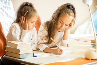 ev ödevi için genç açıklayan ablası 