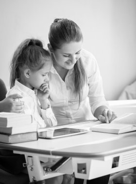 Mutlu anne ve kızı ödev portresi