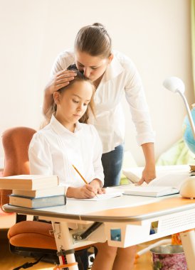 Anne sarılma ve ev ödevi yaparken kızı öven