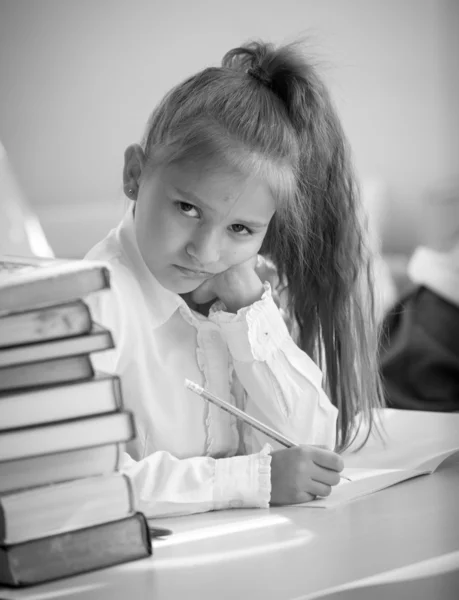 Retrato monocromático de menina chateada fazendo lição de casa — Fotografia de Stock