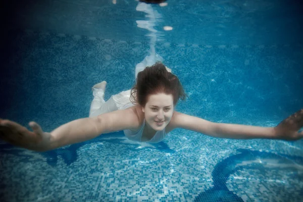 Bela mulher nadando debaixo d 'água na piscina — Fotografia de Stock