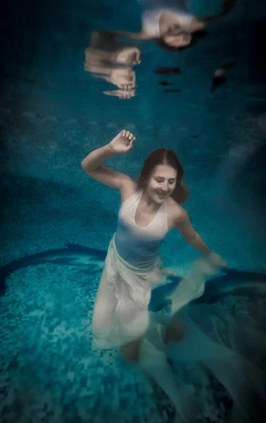 Mujer en vestido blanco largo ahogándose en la piscina profunda —  Fotos de Stock