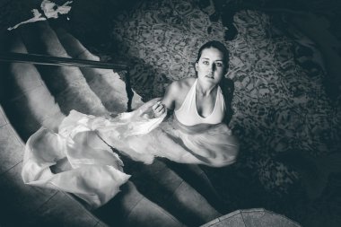 Tonda uzun elbise ayakta merdivenlerde sw, seksi kadın fotoğrafı