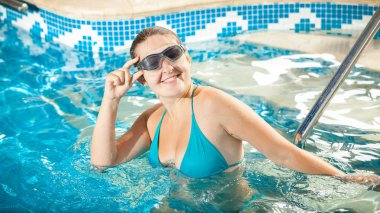 bikini ve gözlük Yüzme Havuzu kameraya gülümseyen kadın