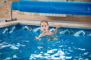genç kız havuzda yüzmeyi öğrenme