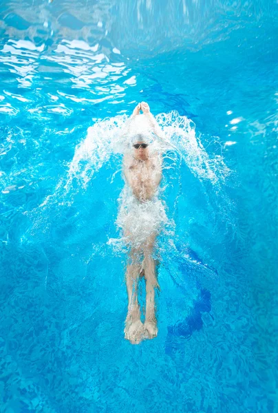 Atleta hombre nadando de nuevo en la piscina — Foto de Stock