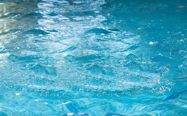 Shot van het oppervlak van het water in het zwembad — Stockfoto