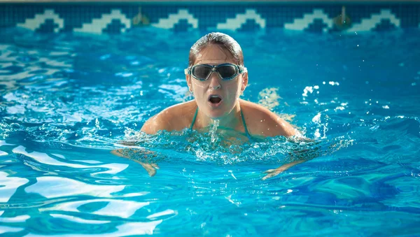 Mujer nadadora joven tomando un respiro en la piscina — Foto de Stock