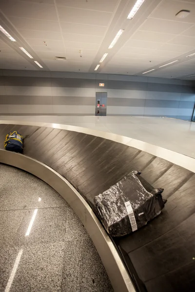 Bagage påstand linje i lufthavnsterminal - Stock-foto