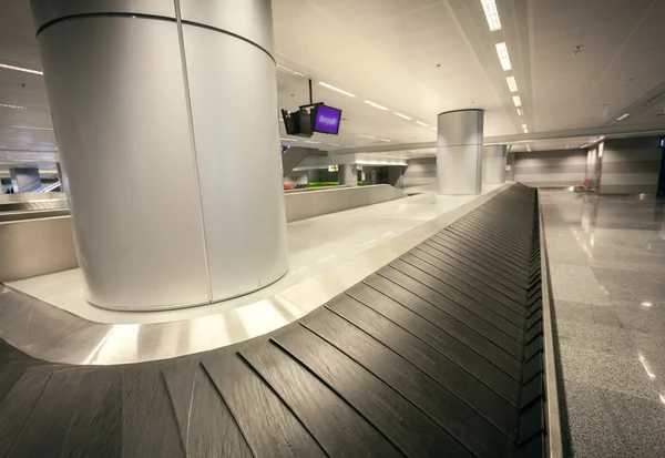 Groothoek schot van lege bagage claim op luchthaven terminal — Stockfoto