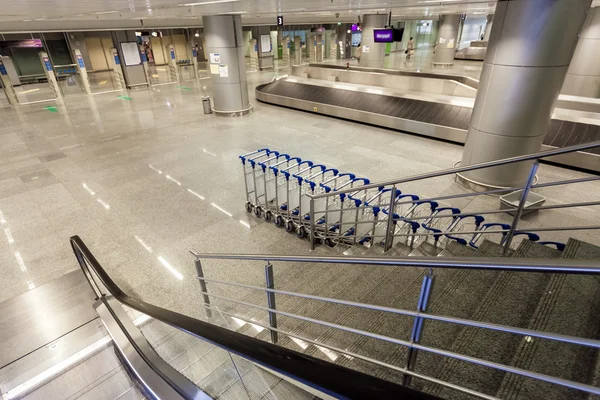 Escada rolante e bagagem no terminal — Fotografia de Stock