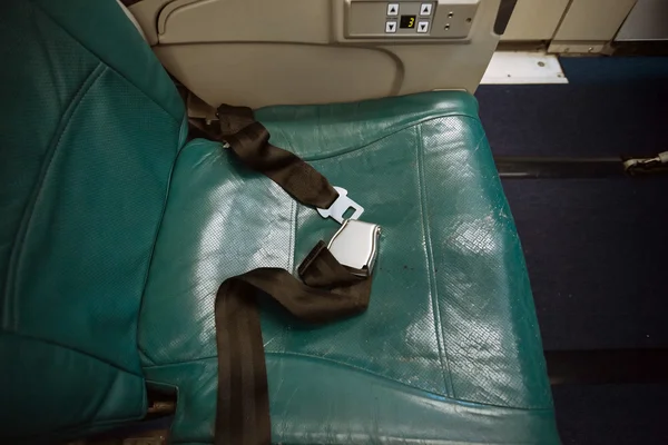 Cinturón desabrochado en el asiento del avión — Foto de Stock