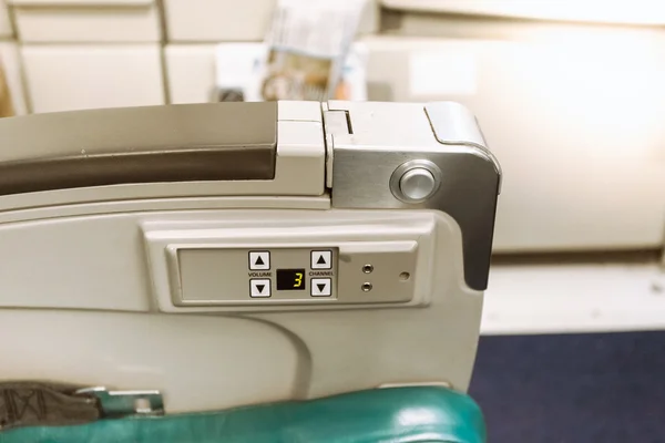 Подлокотник на сиденье самолета с кнопками — стоковое фото
