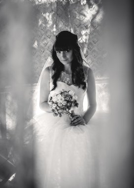 Tek renkli güzel sevimli gelin gelin buketi ile portresi