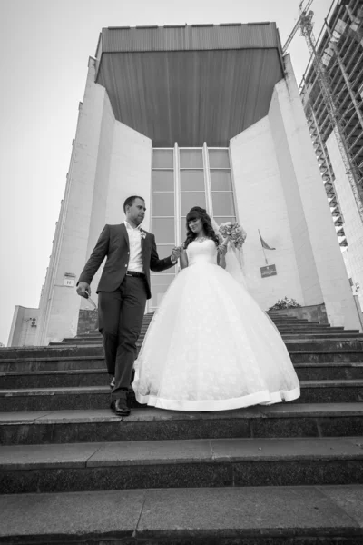 Monochrome photo of beautiful just married couple walking down t — Stock Photo, Image