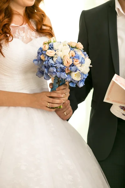 Bride and groom holding wedding bouquet — Stock Photo, Image